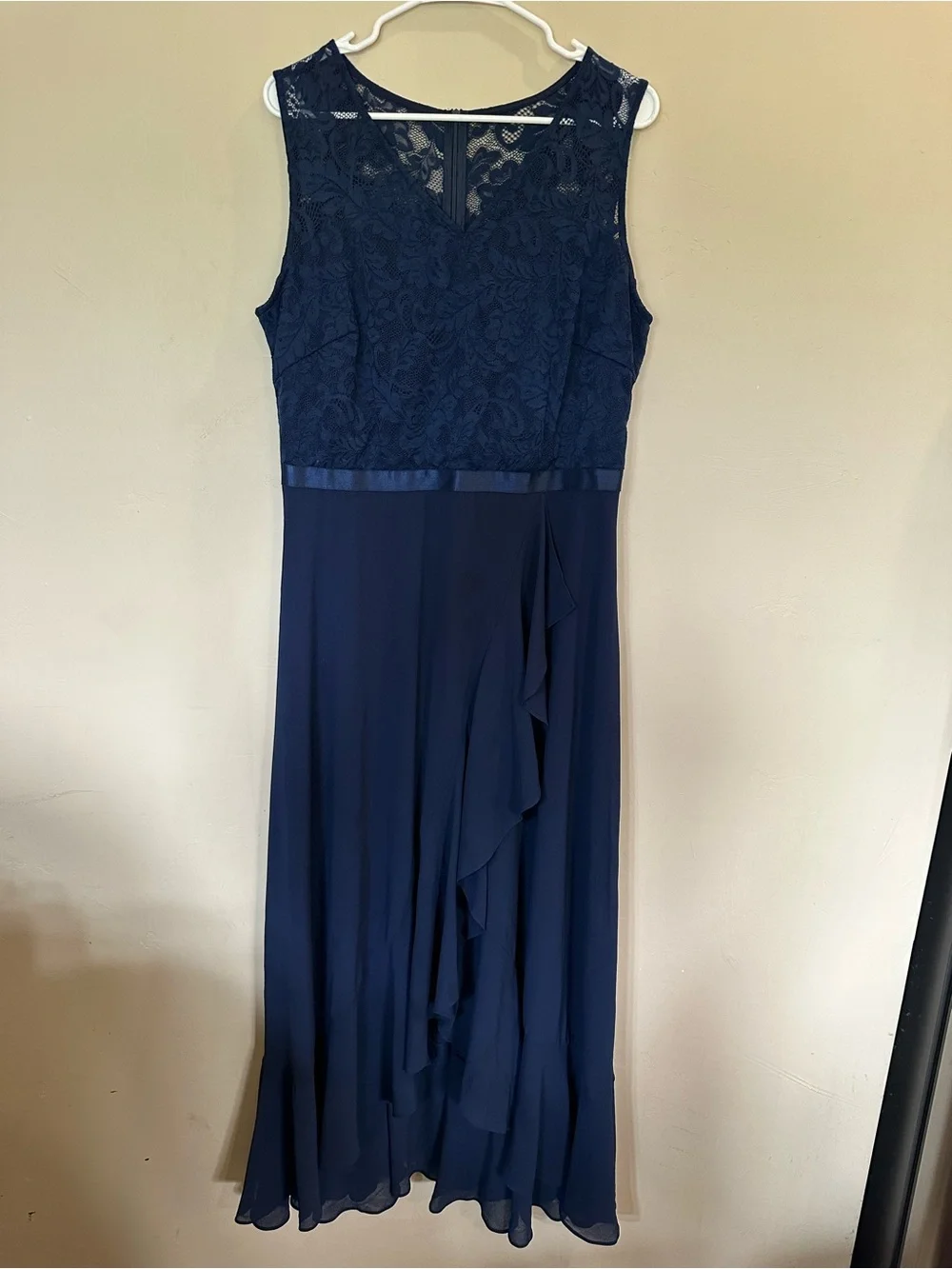 Meetjen Plus-Size Navy Lace & Chiffon V-Neck Dress - Picture 2 of 5
